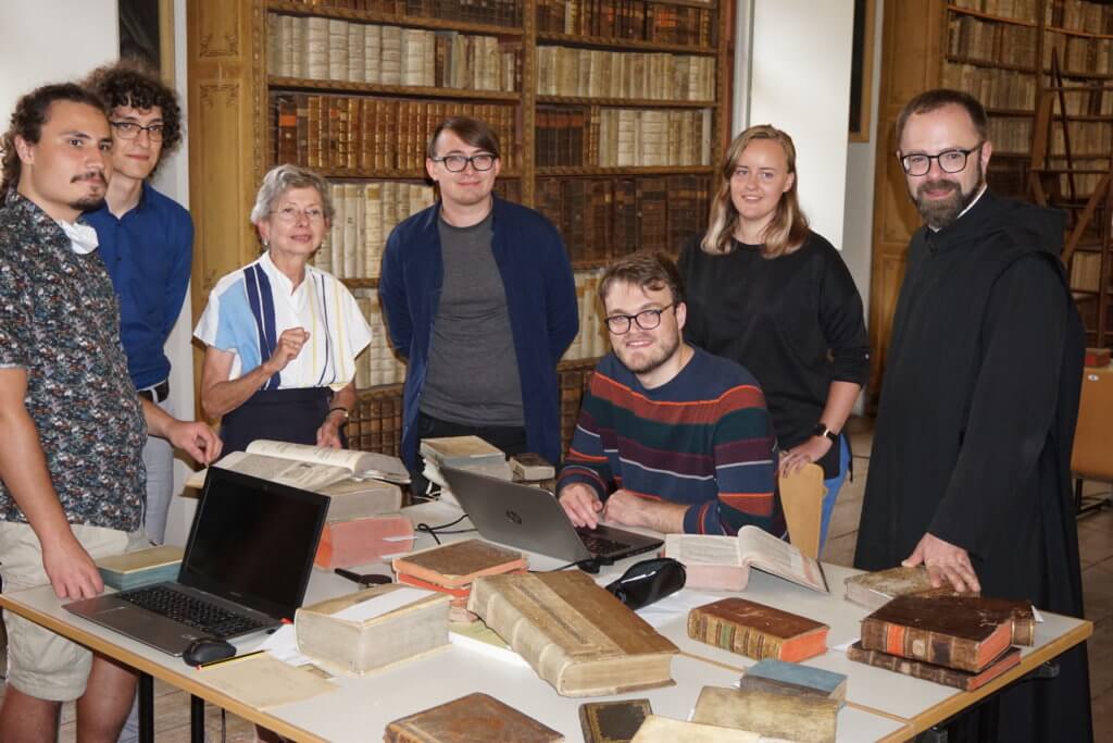 Augsburger Geschichtsstudierende in der historischen Bibliothek