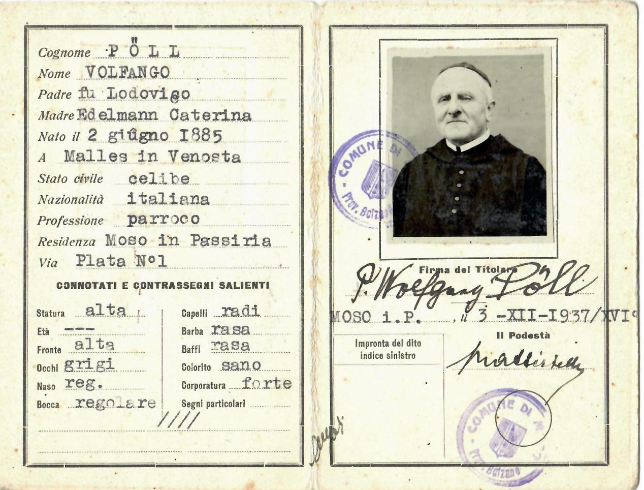 Ausweisdokument für Wolfgang Pöll, geboren am 2. Juni 1885 in Mals, Italien, Pfarrer, mit Angaben zur Person, Unterschrift, Amtsstempeln und einem Schwarz-Weiß-Porträtfoto.